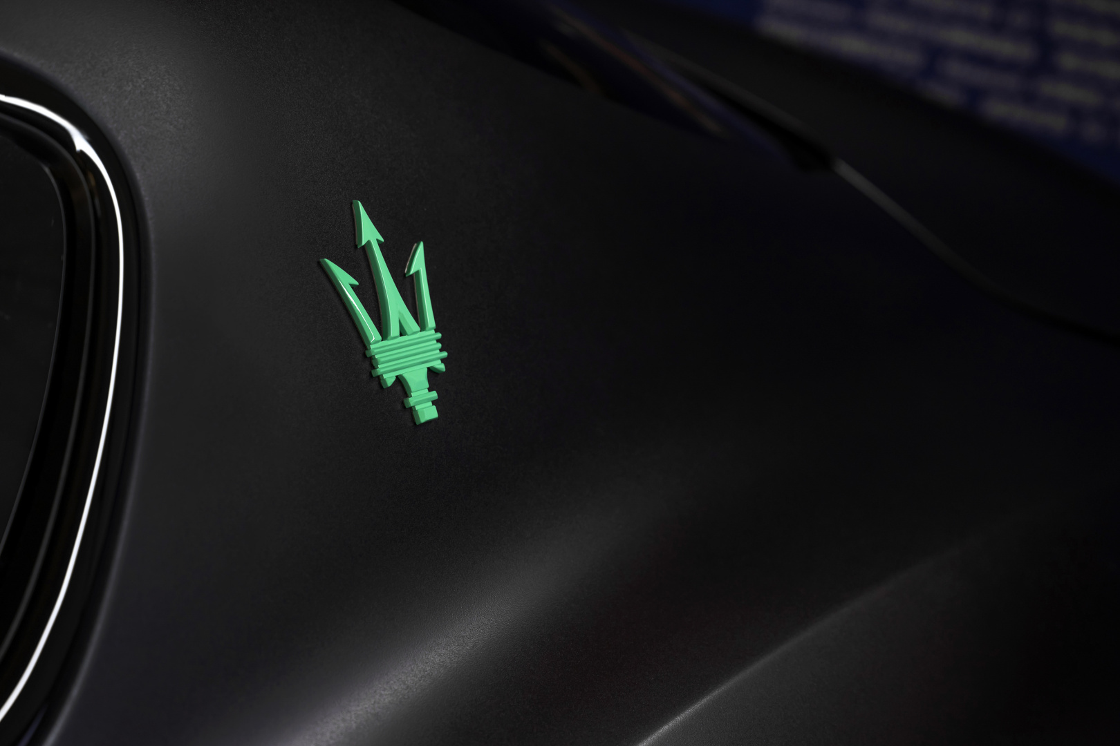 SMALL_圖9- 「彗星黑 (Nero Cometa)」車側的綠色散熱鰭孔和 C 柱三叉戟廠徽外，突出了其前衛科技感